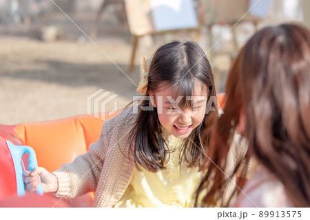 子供 女の子 友達 89913575
