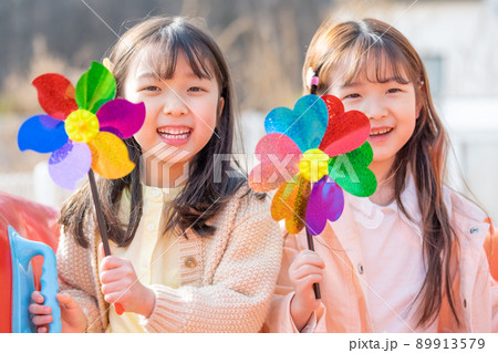 子供 女の子 友達 89913579