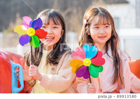 子供 女の子 笑顔 89913580