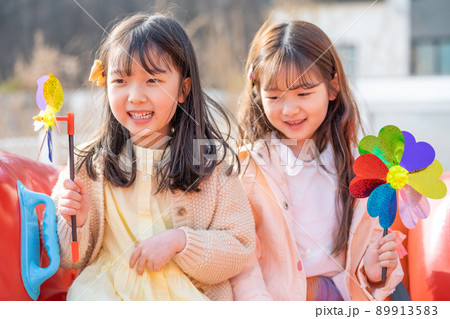 子供 女の子 笑顔 89913583