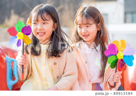 子供 女の子 友達 89913584