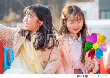 女の子 姉妹 友達 89913586