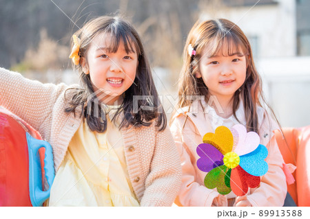 子供 女の子 笑顔 89913588