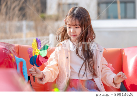 子供 女の子 少女 89913626