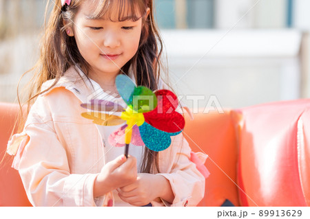 子供 女の子 少女 89913629