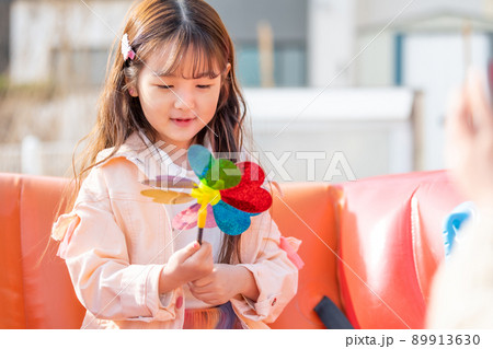 女の子 遊園地 ハンギング 89913630