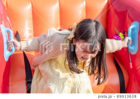 子供 女の子 遊園地 89913638