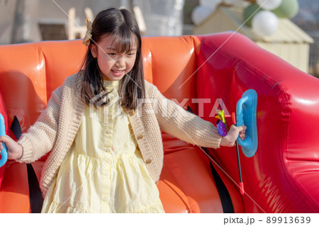 子供 女の子 遊園地 89913639