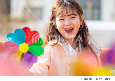 子供 女の子 笑顔 89913641