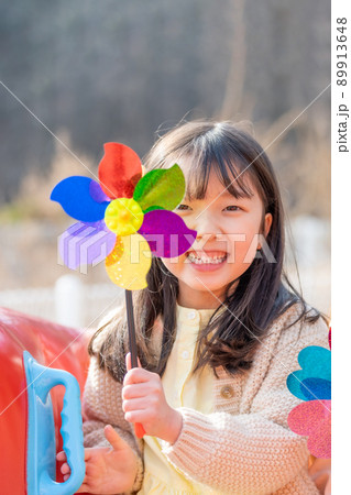 子供 女の子 笑顔 89913648