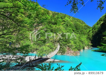 【静岡県】晴天下の寸又峡夢の吊り橋 89913679