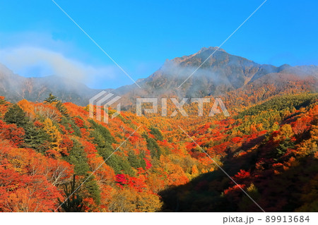 【山梨県】紅葉の八ヶ岳 89913684