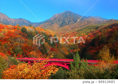 【山梨県】紅葉の八ヶ岳と東沢大橋　 89913685
