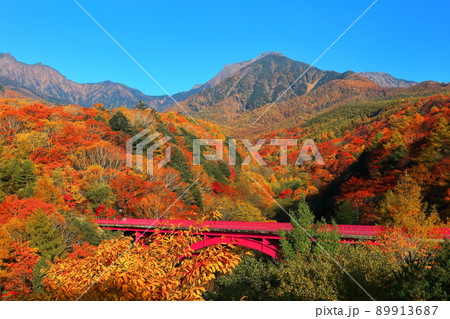 【山梨県】紅葉の八ヶ岳と東沢大橋　 89913687