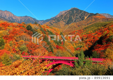 【山梨県】紅葉の八ヶ岳と東沢大橋　 89913691