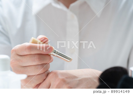 お化粧する女性　ファンデーション 89914149