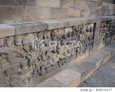 ボロブドゥール寺院遺跡群のレリーフ 89914327