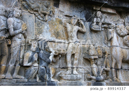 ボロブドゥール寺院遺跡群のレリーフ 89914337