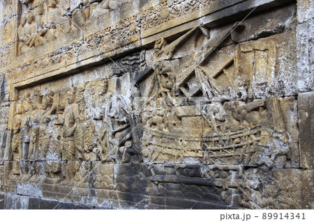 ボロブドゥール寺院遺跡群のレリーフ 89914341