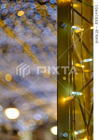 Christmas market street lights with bokeh background 89914901