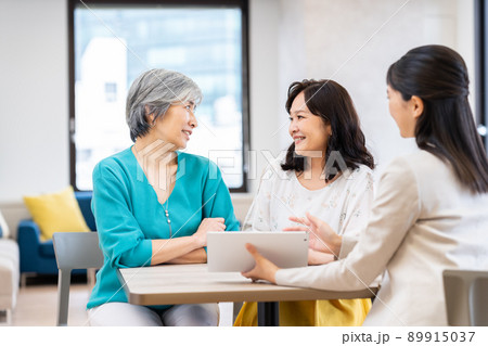 営業をうけるミドルの女性 89915037