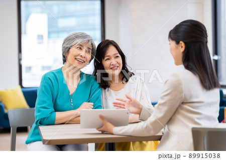 営業をうけるミドルの女性 89915038