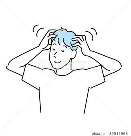 気持ち良さそうに頭皮のマッサージをする男性 89915968