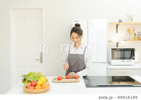 料理をする女性 20代 料理をする女性 20代 89916189