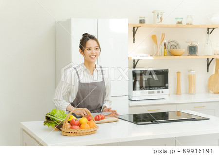 料理をする女性　20代 89916191