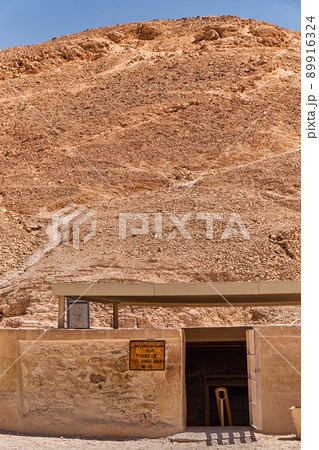 Entrance to the Tomb of the pharaoh Tutankhamun in the Valley of the Kings 89916324