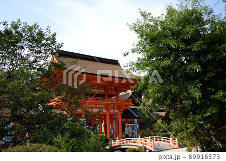 京都　夏の上賀茂神社の楼門 89916573
