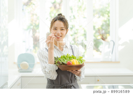 野菜を持つ女性　20代 89916589