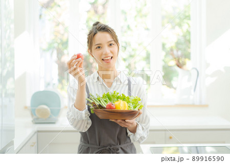 野菜を持つ女性　20代 89916590