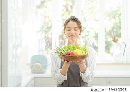 野菜を持つ女性　20代 89916593