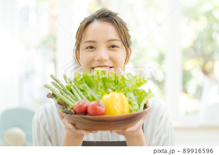 野菜を持つ女性 20代 野菜を持つ女性 20代 89916596