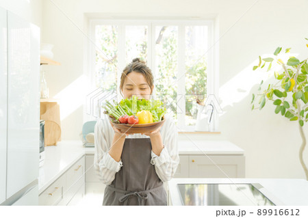 野菜を持つ女性 20代 野菜を持つ女性 20代 89916612