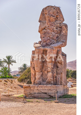 Colossi of Memnon, massive stone statues of the Pharaoh Amenhotep III in Luxor, Egypt. 89916728