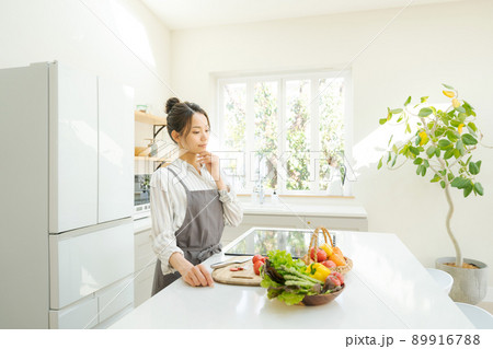 料理をする女性　キッチン 89916788