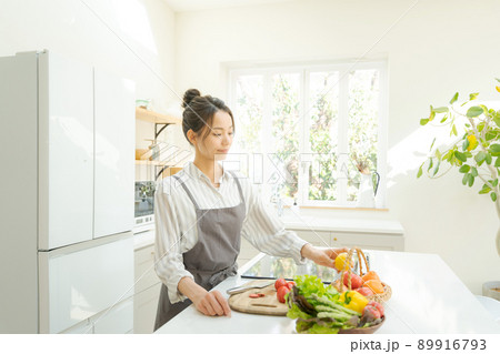 料理をする女性　キッチン 89916793
