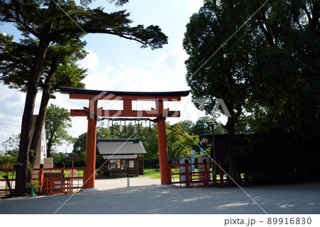 京都　夏の上賀茂神社の二の鳥居 89916830