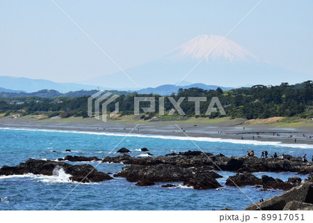 大磯町 照ヶ埼海岸と富士山と磯遊びを楽しむ人々 大磯町 照ヶ埼海岸と富士山と磯遊びを楽しむ人々 89917051