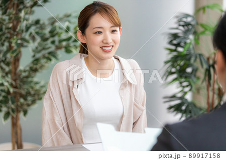 カジュアルで面接を受ける若い女性 カジュアルで面接を受ける若い女性 89917158