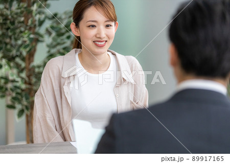 カジュアルで面接を受ける若い女性 カジュアルで面接を受ける若い女性 89917165