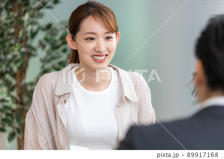 カジュアルで面接を受ける若い女性 カジュアルで面接を受ける若い女性 89917168