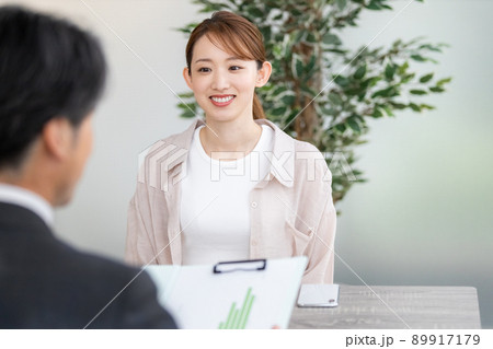 カジュアルで面接を受ける若い女性 89917179
