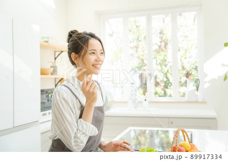 キッチンに立つ女性 89917334