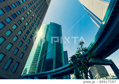 東京の都市風景 汐留 高層ビル街と都市の交通機関 2022.04　d-4 暖色寒色強調 89917597