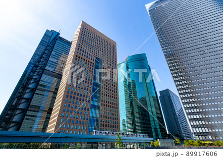 東京の都市風景 汐留 高層ビル街と都市の交通機関 2022.04　g-1 89917606