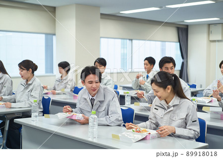 勉強会の合間にランチを食べる社員たち 89918018