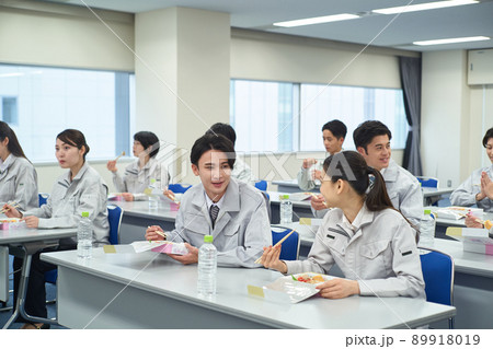 勉強会の合間にランチを食べる社員たち 勉強会の合間にランチを食べる社員たち 89918019